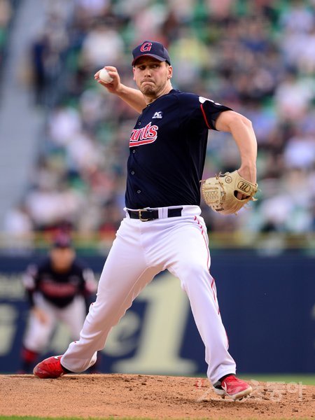 13일 서울 잠실야구장에서 ‘2019 신한은행 MY CAR KBO리그’ 롯데 자이언츠와 LG 트윈스의 경기가 열렸다. 롯데 선발 다익손이 1회말 등판해 힘차게 공을 던지고 있다. 잠실｜김진환 기자 kwangshin00@donga.com