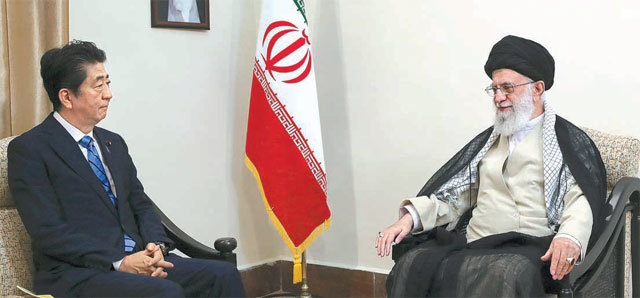 13일 이란 테헤란에서 아베 신조 일본 총리(왼쪽)가 이란 최고 지도자 알리 하메네이와 회담을 가졌다. 아베 총리는 미국과 이란의
 갈등을 중재하기 위해 현직 총리로는 41년 만에 이란을 찾았지만 양측의 첨예한 견해차만 확인했다. 테헤란=AP 뉴시스
