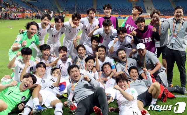 11일 오후(현지시간) 폴란드 아레나 루블린에서 열린 ‘2019 국제축구연맹(FIFA) U-20 월드컵’ 4강전 대한민국과 에콰도르의 경기에서 1:0으로 에콰도르를 꺾고 사상 첫 결승에 진출한 U-20 대표팀이 모여 환호하고 있다. © News1