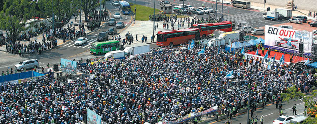 서울개인택시운송사업조합 조합원 등이 지난달 15일 서울 광화문광장에서 ‘타다 퇴출‘을 주장하는 집회를 열었다. 조합 측은 4월부터 8차례에 걸쳐 반대 집회를 열었다고 밝혔다. 뉴시스