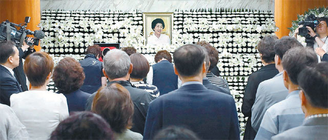 13일 오후 서울 서대문구 세브란스병원에 마련된 고 김대중 전 대통령의 부인 이희호 여사의 빈소를 찾은 시민들이이 여사 영전에 애도를 표하고 있다. 뉴시스