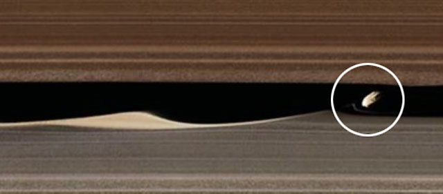 토성의 고리 가운데 지름 8km의 소형 위성 ‘다프니스’(동그라미)가 지나가고 있는 모습. NASA 제공