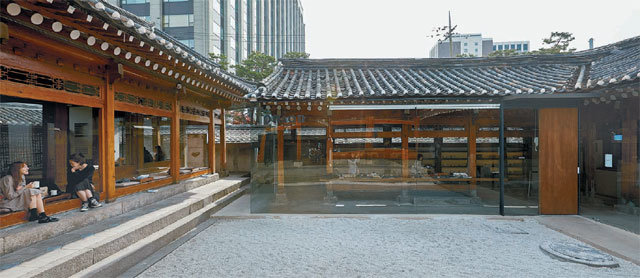 서울 종로구의 오래된 한옥을 리모델링한 카페 ‘어니언 안국’. 패브리커 제공
