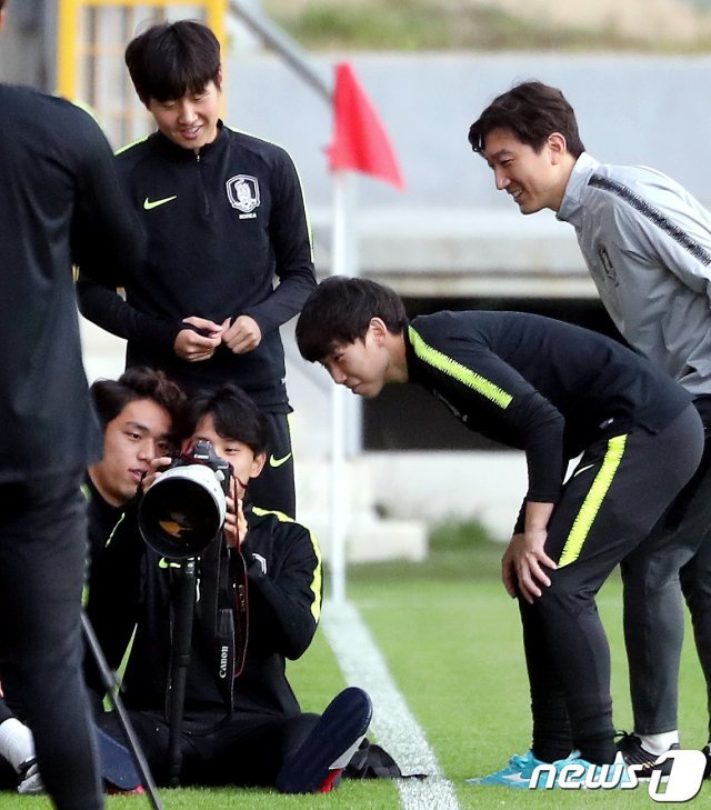 한국 남자축구 사상 첫 국제축구연맹(FIFA) 주관 대회 결승 진출이라는 새로운 역사를 쓴 U-20 축구대표팀 선수들이 14일 오전(한국시간) 폴란드 우치 훈련장에서 대표팀 사진가의 카메라로 사진을 찍고 있다. 정용호는 오는 16일 폴란드 우치에서 우크라이나와 우승컵을 두고 결전을 치른다. © News1