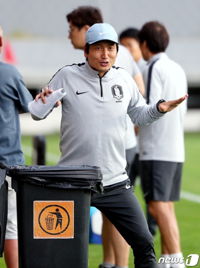 한국 남자축구 사상 첫 국제축구연맹(FIFA) 주관 대회 결승 진출이라는 새로운 역사를 쓴 U-20 축구대표팀 정정용 감독이 14일 오전(한국시간) 폴란드 우치 훈련장에서 가진 회복 훈련에 앞서 인터뷰 중인 선수 및 코칭스테프를 향해 긴장을 풀어주고 있다. 정정용호는 오는 16일 폴란드 우치에서 우크라이나와 우승컵을 두고 결전을 치른다. © News1