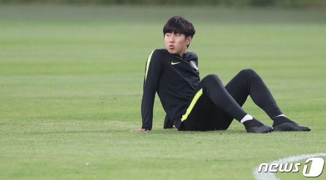 한국 남자축구 사상 첫 국제축구연맹(FIFA) 주관 대회 결승 진출이라는 새로운 역사를 쓴 U-20 축구대표팀의 이강인 선수가 14일 오전(한국시간) 폴란드 우치 훈련장에서 회복 훈련 중 그라운드에 앉아 있다. 정정용호는 오는 16일 폴란드 우치에서 우크라이나와 우승컵을 두고 결전을 치른다. 2019.6.14/뉴스1 © News1