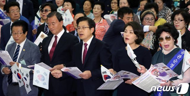 황교안 자유한국당 대표가 13일 서울 여의도 국회 도서관에서 열린 ‘유관순열사 서훈 1등급 추서 국민대축제’ 국회 발대식에서 홍문표, 전희경 의원등 참석자들과 함께 유관순 노래를 부르고 있다. 2019.6.13/뉴스1 © News1