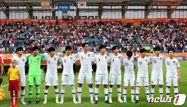 11일 오후(현지시간) 폴란드 아레나 루블린에서 열린 ‘2019 국제축구연맹(FIFA) U-20 월드컵’ 4강전 대한민국과 에콰도르의 경기에서 대표팀 선수들이 어깨를 걸고 결전을 다짐하고 있다. 2019.6.12/뉴스1 © News1