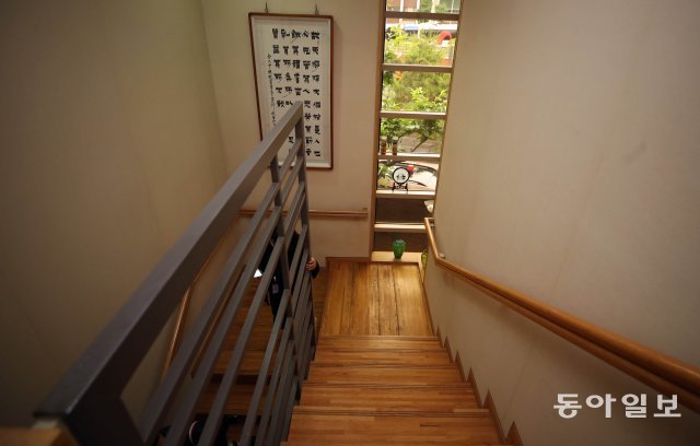 2층 침실로 이어지는 계단.