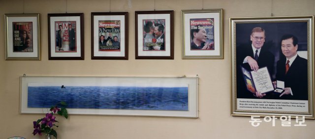 미국 타임지와 뉴스위크 표지를 장식한 김대중 전 대통령의 모습이 담긴 액자가 접견실 한켠을 장식하고 있다.