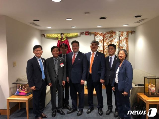 개성공단 방미대표단이 14일(현지시간) 오전 미국 워싱턴DC에서 국무부 코리아 데스크(Korea Desk)담당자들과 간담회를 가졌다. (개성공단기업협회 제공) © 뉴스1