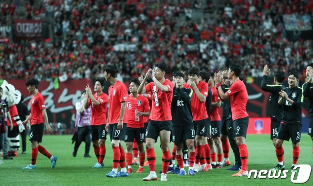 지난 11일 서울 마포구 상암월드컵경기장에서 열린 축구 국가대표팀 평가전 대한민국과 이란의 경기에서 1대1 무승부를 기록한 축구대표팀이 팬들을 향해 인사하고 있다./뉴스1 © News1