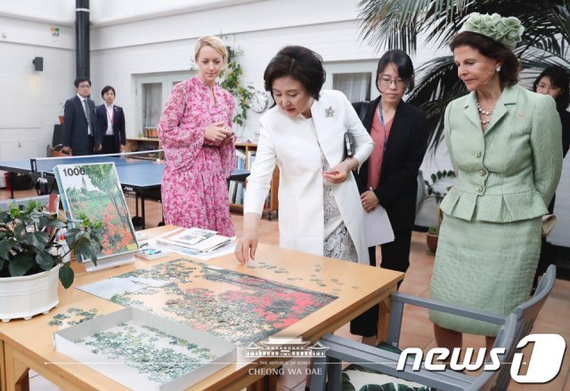 스웨덴을 국빈방문 중인 문재인 대통령의 부인 김정숙 여사가 실비아 왕비와 함께 14일(현지시간) 스톡홀름 왕립치매지원센터 ‘실비아홈’을 방문해 시설을 둘러보고 있다. (청와대 페이스북)2019.6.14/뉴스1