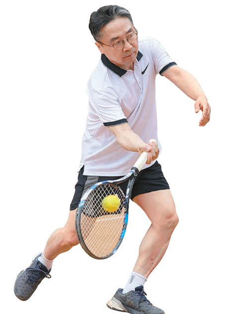 정승용 교수는 2주마다 한 번씩은 테니스를 즐긴다.