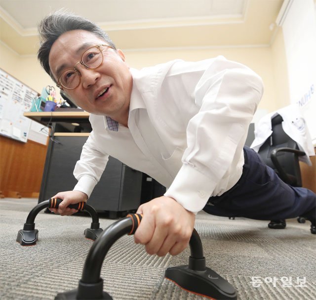정승용 교수가 병원 내 집무실에서 팔굽혀펴기를 제대로 하는 방법을 시범하고 있다. 양회성 기자 yohan@donga.com