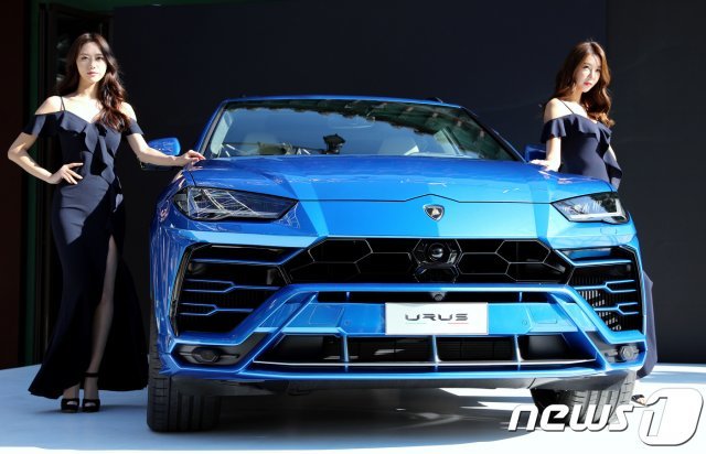 지난 11월 23일 서울 중구 장충동 신라호텔 영빈관에서 열린 국내 첫 람보르기니 데이 서울 2018 행사에서 수퍼 SUV 모델인 ‘우루스(Urus)’가 공개되고 있다.  © News1