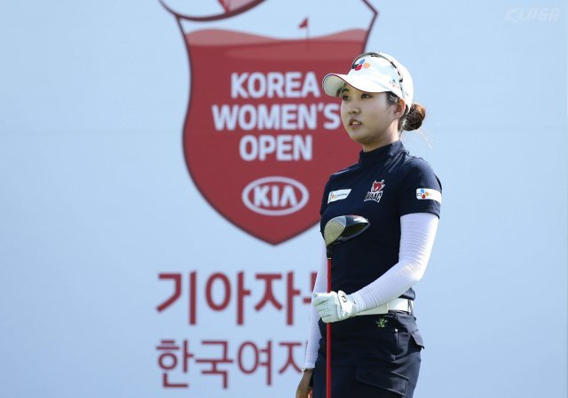 한국여자오픈 3라운드 15번홀에서 티샷을 한 뒤 타구를 바라보고 있는 장은수. KLPGA 제공