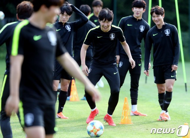 한국 남자축구 사상 첫 국제축구연맹(FIFA) 주관 대회 결승 진출이라는 새로운 역사를 쓴 U-20 축구대표팀의 이강인 선수가 15일 오전(한국시간) 폴란드 우치 훈련장에서 미디어 공개 훈련을 하고 있다. 정정용호는 오는 16일 폴란드 우치에서 우크라이나와 우승컵을 두고 결전을 치른다. 2019.6.15/뉴스1 © News1