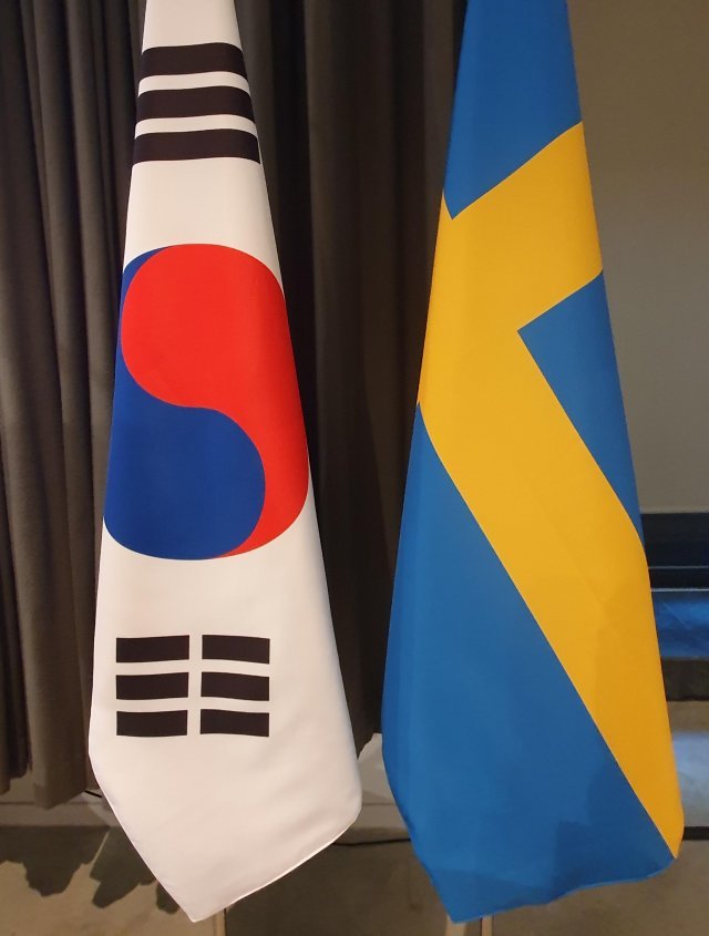 14일 오후(현지시간) 스웨덴 스톡홀름 앳식스호텔에서 열린 한- 스웨덴 비즈니스 서밋에 태극기와 스웨덴 국기가 나란히 놓여있다. 박영대 기자. sannae@donga.com