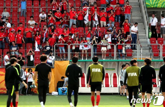 U-20 대만민국 축구대표팀 선수들이 16일 오전(한국시간) 폴란드 우치 스타디움에서 열린 ‘2019 국제축구연맹(FIFA) U-20 월드컵’ 결승전 대한민국과 우크라이나의 경기에 앞서 그라운드에 나와 팬들의 응원을 받고 있다. U-20 축구대표팀은 한국 남자축구 사상 첫 국제축구연맹(FIFA) 주관 대회 결승 진출이라는 새로운 역사를 썼다. 2019.6.16/뉴스1 © News1