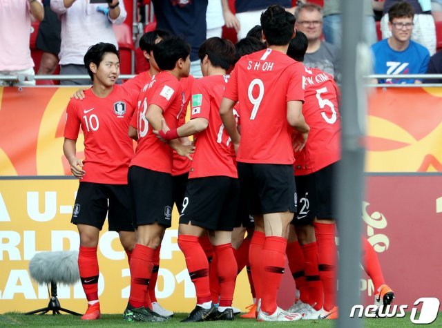 U-20 축구대표팀 이강인 선수가 16일 오전(한국시간) 폴란드 우치 스타디움에서 열린 ‘2019 국제축구연맹(FIFA) U-20 월드컵’ 결승전 대한민국과 우크라이나의 경기에서 패널티킥으로 선제골을 넣은 뒤 동료들과 기뻐하고 있다. U-20 축구대표팀은 한국 남자축구 사상 첫 국제축구연맹(FIFA) 주관 대회 결승 진출이라는 새로운 역사를 썼다. 2019.6.16/뉴스1 © News1