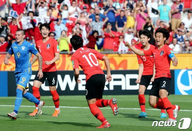 U-20 축구대표팀 이강인 선수가 16일 오전(한국시간) 폴란드 우치 스타디움에서 열린 ‘2019 국제축구연맹(FIFA) U-20 월드컵’ 결승전 대한민국과 우크라이나의 경기에서 패널티킥으로 선제골을 넣은 뒤 기뻐하고 있다.  2019.6.16/뉴스1 © News1