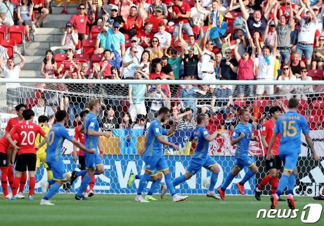 16일 오전(한국시간) 폴란드 우치 스타디움에서 열린 ‘2019 국제축구연맹(FIFA) U-20 월드컵’ 결승전 대한민국과 우크라이나의 경기에서 동점골을 넣은 우크라이나 선수들이 기뻐하고 있다. U-20 축구대표팀은 한국 남자축구 사상 첫 국제축구연맹(FIFA) 주관 대회 결승 진출이라는 새로운 역사를 썼다. 2019.6.16/뉴스1 © News1