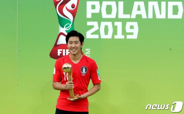 U-20 축구대표팀 이강인 선수가 16일 오전(한국시간) 폴란드 우치 스타디움에서 열린 ‘2019 국제축구연맹(FIFA) U-20 월드컵’ 결승전 대한민국과 우크라이나의 경기에서 3:1로 패하며 준우승을 차지한 가운데 골든볼을 수상한 후 포즈를 취하고 있다. 2019.6.16/뉴스1 © News1