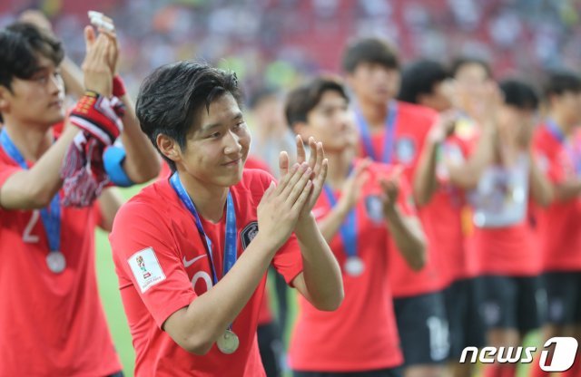 U-20 축구대표팀 이강인과 선수들이 16일 오전(한국시간) 폴란드 우치 스타디움에서 열린 ‘2019 국제축구연맹(FIFA) U-20 월드컵’ 결승전 대한민국과 우크라이나의 경기에서 3:1로 패하며 준우승을 차지한 가운데 그라운드를 돌며 팬들에게 인사하고 있다. 2019.6.16/뉴스1 © News1