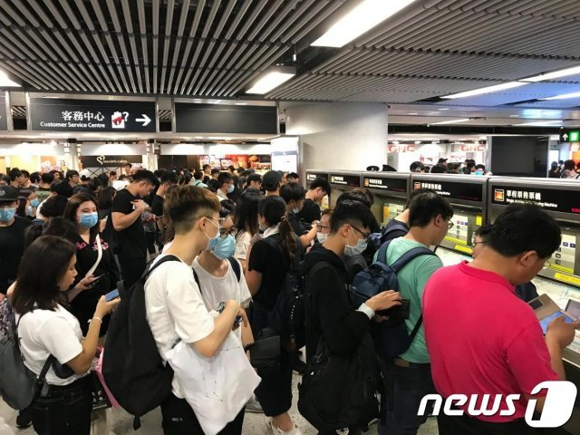 홍콩 지하철역에서 1회용 승차권을 사기 위해 몰린 사람들.( 출처=쿼츠 갈무리) © 뉴스1