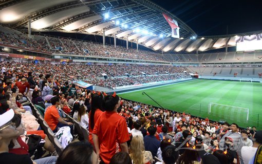 FIFA U-20월드컵 대한민국과 우크라이나의 결승전을 응원하기 위해 시민들이 16일 새벽 서울 상암월드컵경기장을 찾아 열띤 응원을 펼치고 있다. 상암｜김진환 기자 kwangshin00@donga.com