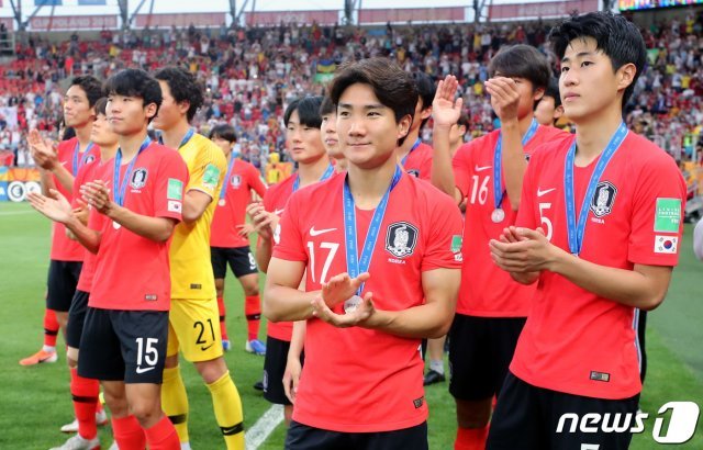 16일 오전(한국시간) 폴란드 우치 스타디움에서 열린 ‘2019 국제축구연맹(FIFA) U-20 월드컵’ 결승전 대한민국과 우크라이나의 경기를 마친 대표팀 선수들이 우승을 차지한 우크라이나 선수들을 향해 박수를 보내고 있다. 한국 남자축구 사상 첫 국제축구연맹(FIFA) 주관 대회 결승 진출이라는 새로운 역사를 쓴 U-20 축구대표팀은 이날 경기에서 3:1로 패하며 준우승을 차지했다. 2019.6.16/뉴스1 © News1