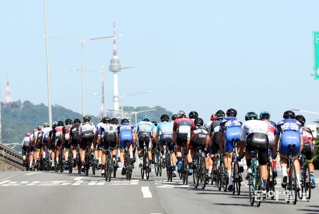 강변북로를 달리는 선수들 앞에 서울N타워가 보이고 있습니다.
＜최혁중기자 sajinman@donga.com＞