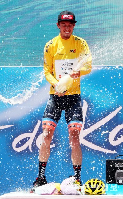 챔피언을 상징하는 옐로우저지를 입고 샴페인 세리머니를 하고 있는 필리포 자칸티.
＜최혁중 기자 sajinman@donga.com＞