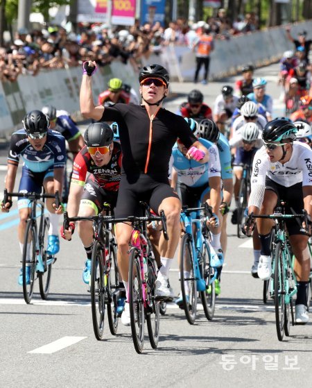 국내 유일의 국제사이클연맹(UCI) 도로 대회 ‘투르 드 코리아 2019’에서 우승을 차지한 필리포 자칸티가 승리의 세리머니를 하고 있습니다.
＜최혁중 기자 sajinman@donga.com＞