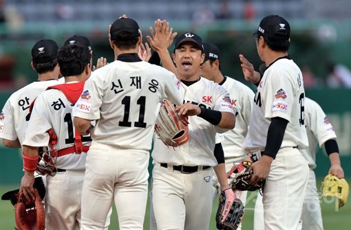 16일 인천 SK행복드림구장에서 ‘2019 신한은행 MY CAR KBO리그’ SK 와이번스와 NC 다이노스의 경기가 열렸다. SK가 NC에 9-2로 승리한 뒤 선수들이 그라운드에서 기쁨을 나누고 있다. 인천｜김민성 기자 marineboy@donga.com