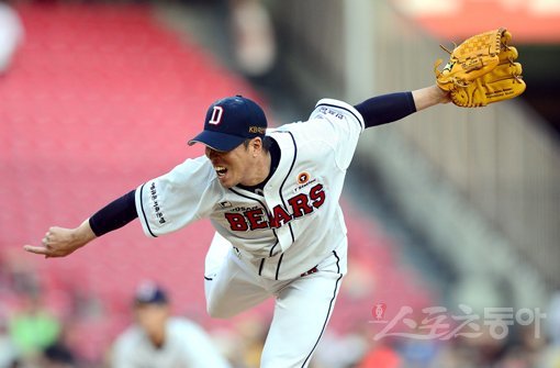 16일 서울 잠실야구장에서 ‘2019 신한은행 MY CAR KBO리그’ LG 트윈스와 두산 베어스의 경기가 열렸다. 두산 김승회. 잠실｜김종원 기자 won@donga.com