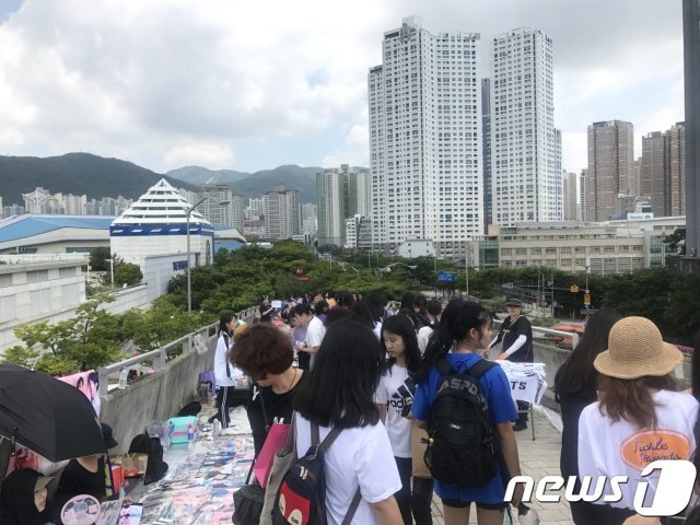 방탄소년단 팬미팅 공연 현장으로 이어진 길에는 방탄소년단 관련 물품을 파는 간이장터가 형성돼 진풍경을 연출했다. © 뉴스1