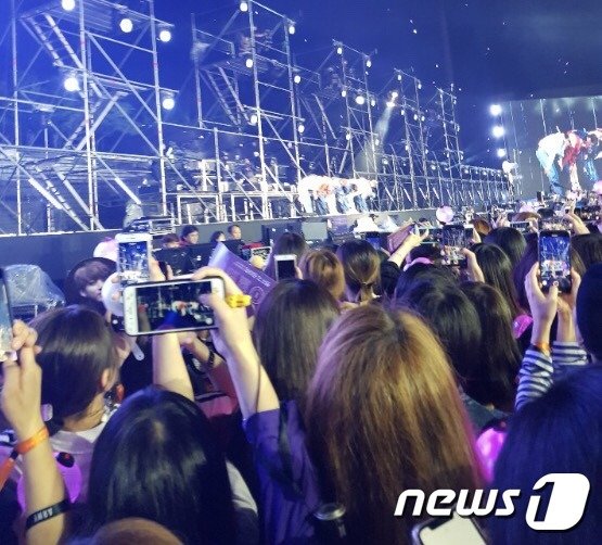16일 부산에서 열린 방탄소년단의 2차 팬미팅 공연 현장. (독자제공)