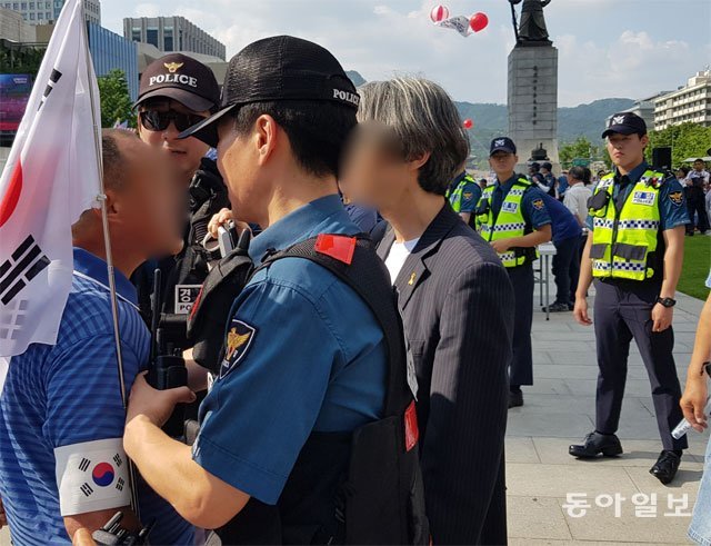 15일 오후 서울 광화문광장 남단에서 서로 말싸움을 벌이던 집회 참가자들을 경찰이 말리고 있다. 김은지 기자 eunji@donga.com