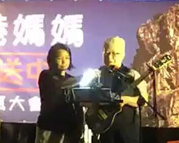 14일(현지 시간) 홍콩에서 열린 범죄인 인도 법안 개정을 반대하는 어머니회 집회에서 한 여성(오른쪽)이 한국 민중가요 ‘임을 위한 행진곡’을 소개하고 있다. 그는 1절은 광둥어로 개사해서, 2절은 한국어로 불렀다. 유튜브 캡처