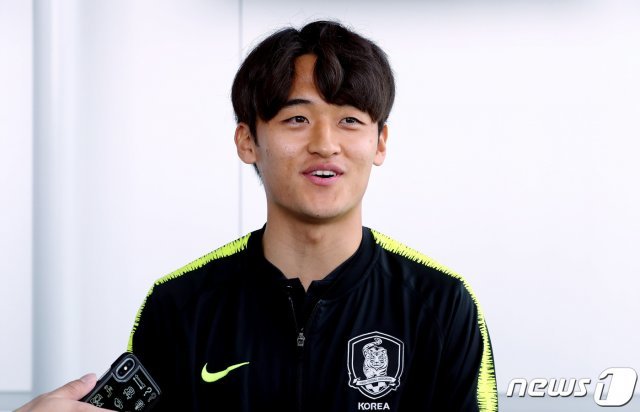 귀국길에 오른 U-20 축구대표팀 주장 황태현 선수가 16일 오후(한국시간) 폴란드 바르샤바 공항에서 취재진과 인터뷰를 하고 있다. U-20 축구대표팀은 한국 남자축구 사상 첫 국제축구연맹(FIFA) 주관 대회 결승 진출이라는 새로운 역사와 함께 이강인 선수는 아시아 선수 최초 골든볼을 수상했다. 2019.6.16/뉴스1 © News1