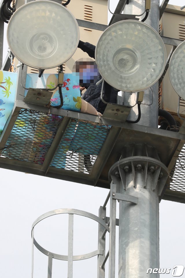 17일 오전 5시 40분쯤 신원을 알 수 없는 한 60대 남성이 대구 동구 율하동 박주영축구장 남쪽 약 20ｍ 높이의 조명탑 꼭대기에 올라가 농성을 벌이고 있다. 2019.6.17/뉴스1 ⓒ News1