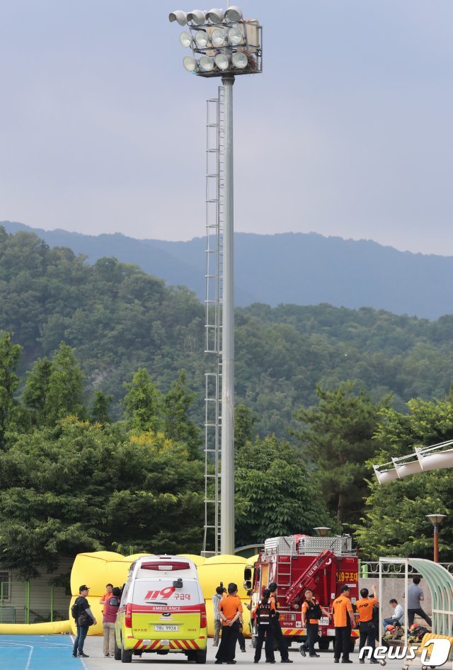 17일 오전 5시 40분쯤 신원을 알 수 없는 한 60대 남성이 대구 동구 율하동 박주영축구장 남쪽 약 20ｍ 높이의 조명탑 꼭대기에 올라가 농성을 벌이고 있다. 2019.6.17/뉴스1 ⓒ News1