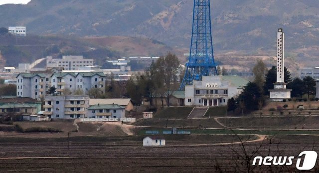 판문점 자유의집에서 바라본 북한 기정동 마을 모습. 2019.4.27/뉴스1 © News1 사진공동취재단