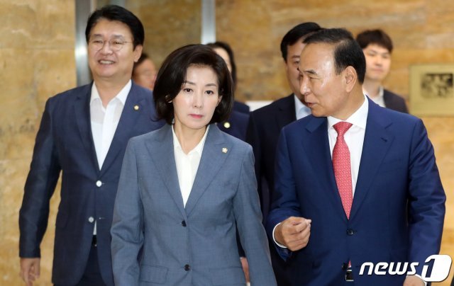 나경원 자유한국당 원내대표가 17일 서울 여의도 국회 예산결산특별위원회 회의장에서 열린 의원총회에 참석하며 박더흠 의원의 이야기를 듣고 있다. 나경원 원내대표는 이날 최고위원회의에서 “무조건 추경 처리는 아무나하고 결혼하라는 것“이라고 얘기했다. 2019.6.17/뉴스1 © News1