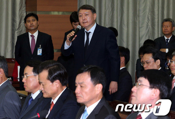 윤석열  검찰총장 후보자가 지난 2013년 10월21일 오후 서울 서초동 고등검찰청에서 열린 국회 법제사법위원회의 서울중앙지방검찰청과 수원지방검찰청 등 서울고등검찰청 산하 일선 검찰청에 대한 국정감사에서 의원들의 질의에 답변하고 있는 모습. 2013.10.21/뉴스1