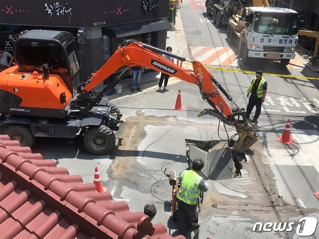 17일 오전 대구시 수성구 두산동 한 주택가에서 지름 약 2m 규모의 싱크홀이 발생했다. 신고를 받고 현장에 나온 수성구청 관계자들이현장을 확인을 하고 있다. 2019.6.17/뉴스1 © News1 공정식 기자