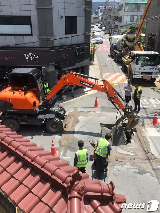 17일 오전 대구시 수성구 두산동 한 주택가에서 지름 약 2m 규모의 싱크홀이 발생했다. 신고를 받고 현장에 나온 수성구청 관계자들이현장을 확인을 하고 있다. 2019.6.17/뉴스1 © News1
