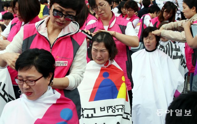 17일 오전 청와대 앞에서 학교비정규직 여성노동자 100인 집단삭발식이 열리고 있다.